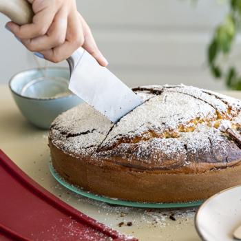 Spingform mit Glasboden und einem Kuchen der angeschnitten wird