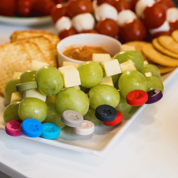 Snackgabeln als Oliven-Käse-Spieße